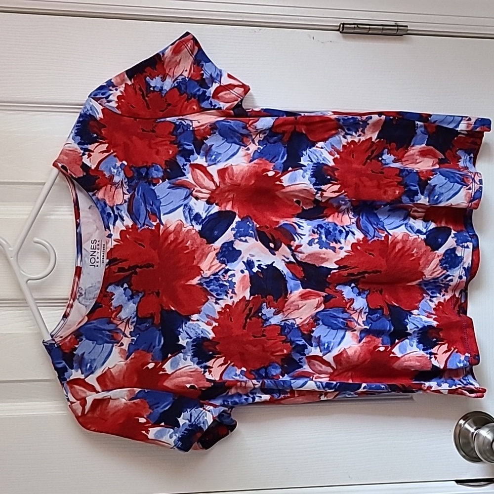 Jones NY red white and blue floral tee
